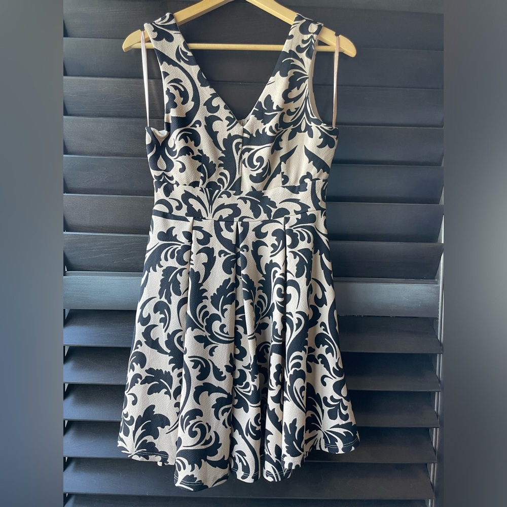 Love J Sleeveless Tan and Black Pattern Dress Zip Back Size M